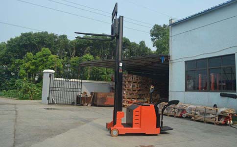 站駕式電動(dòng)叉車(chē)電池能用多久-沈陽(yáng)興隆瑞機械