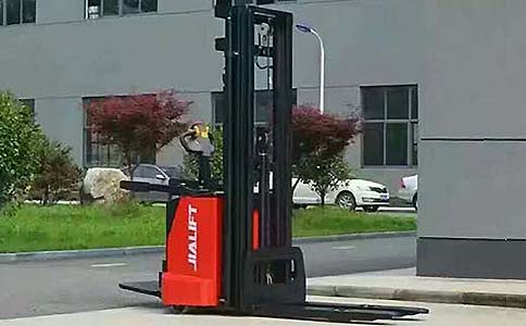 電動(dòng)堆高叉車(chē)電瓶充一次電用多久_沈陽(yáng)興隆瑞機械